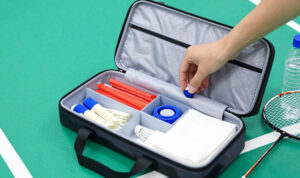 Tips-Menyiapkan-Tas-Darurat-Badminton-Yang-Berisi-Senar-Cadangan-Dan-Grip (1)